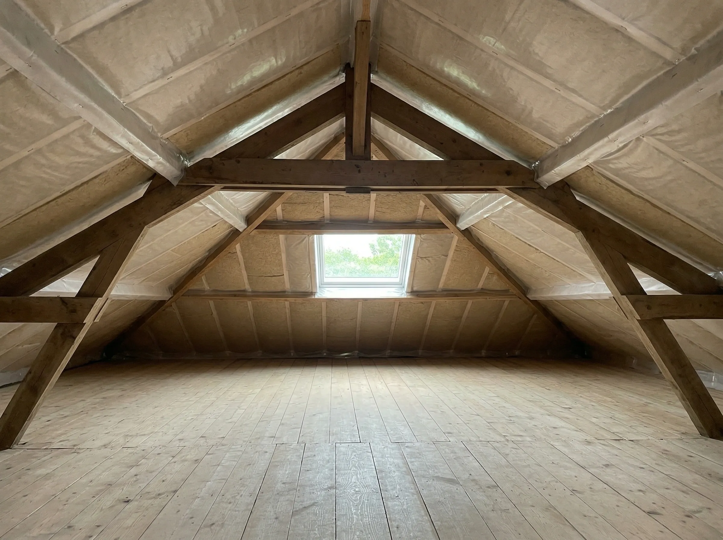 Combles isolés avec laine de bois posée entre les chevrons à Yvrac