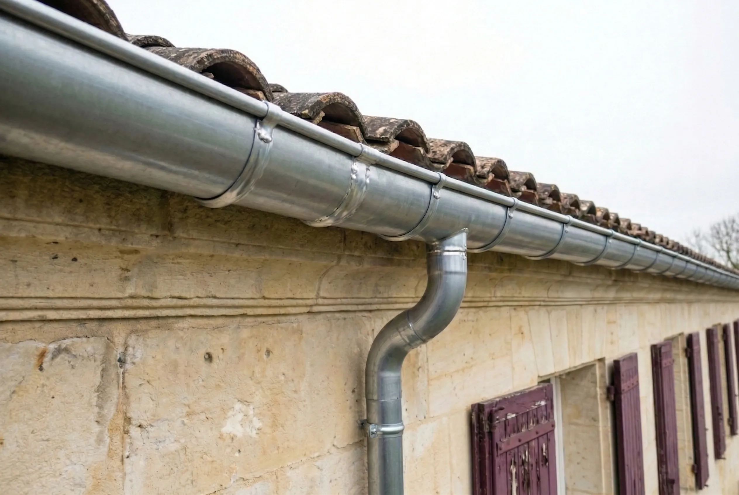 Gouttière zinc neuve posée le long d'une toiture à Yvrac