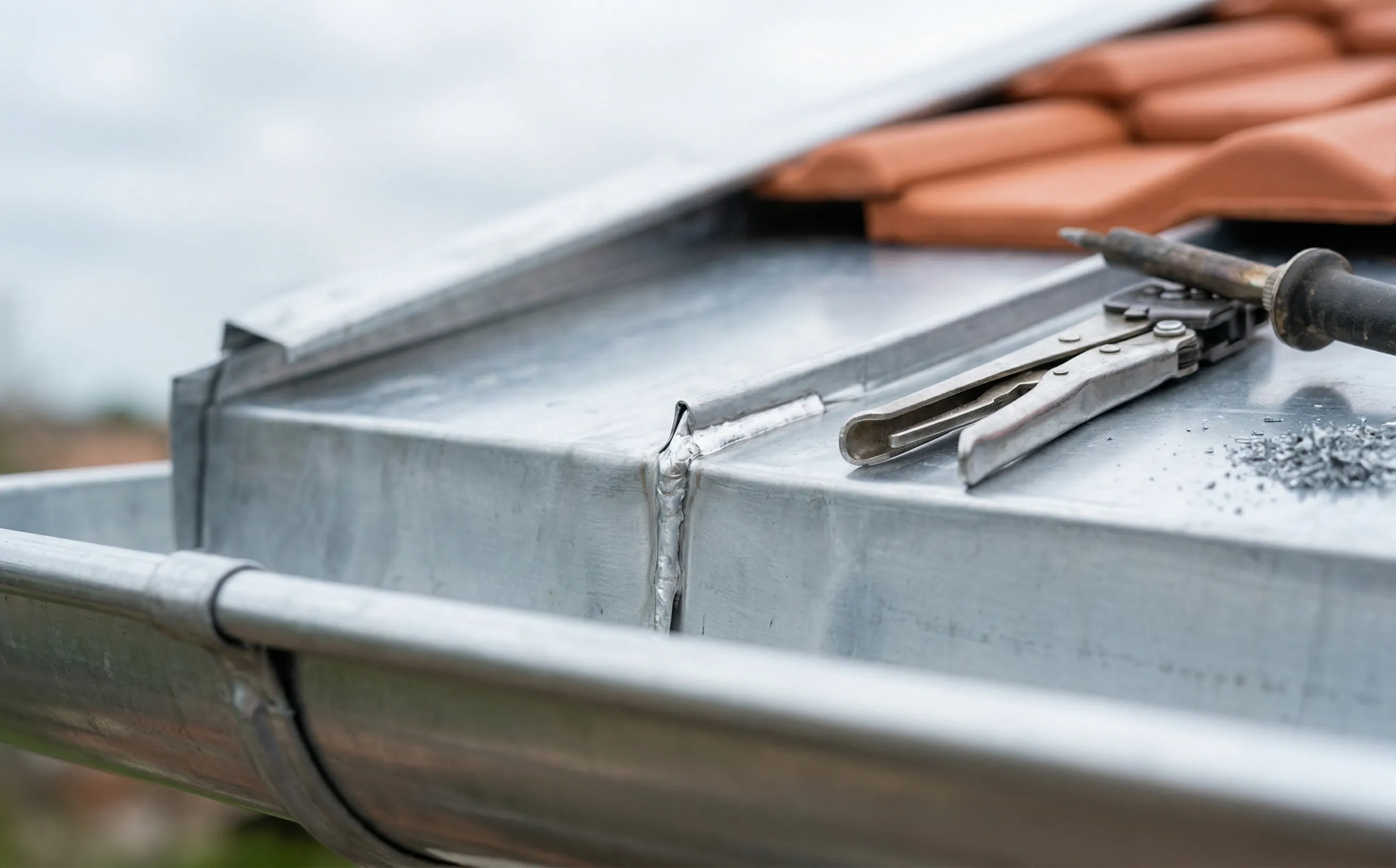 Soudure à l'étain sur un chéneau zinc, détail de l'assemblage à Yvrac