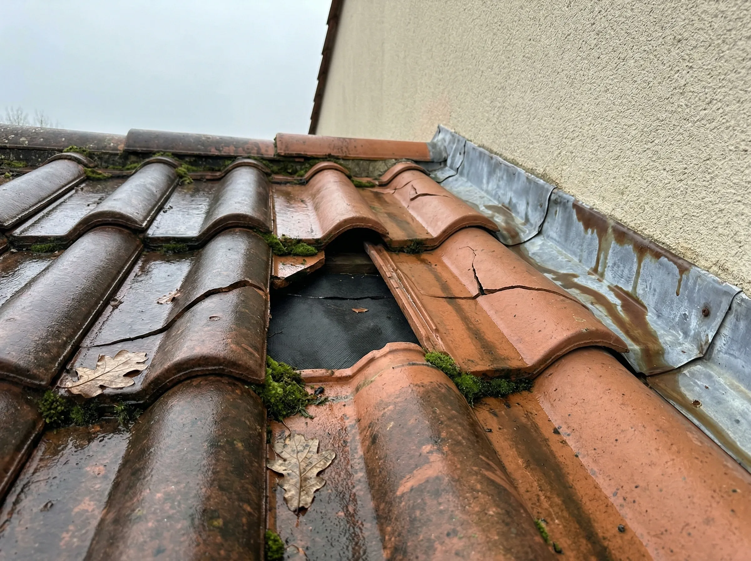 Toiture endommagée avec tuiles cassées et traces d'infiltration à Yvrac