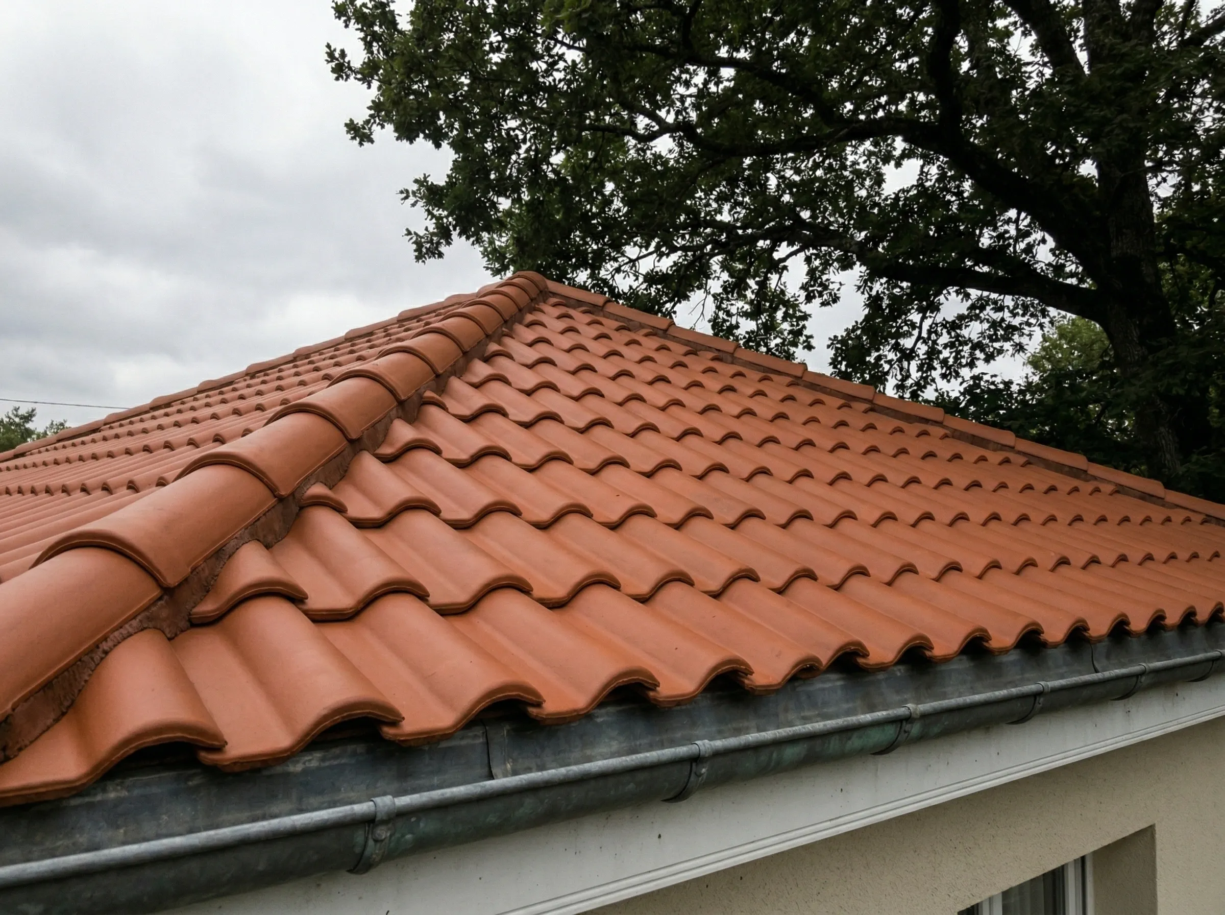 Toiture propre après démoussage et traitement hydrofuge à Yvrac