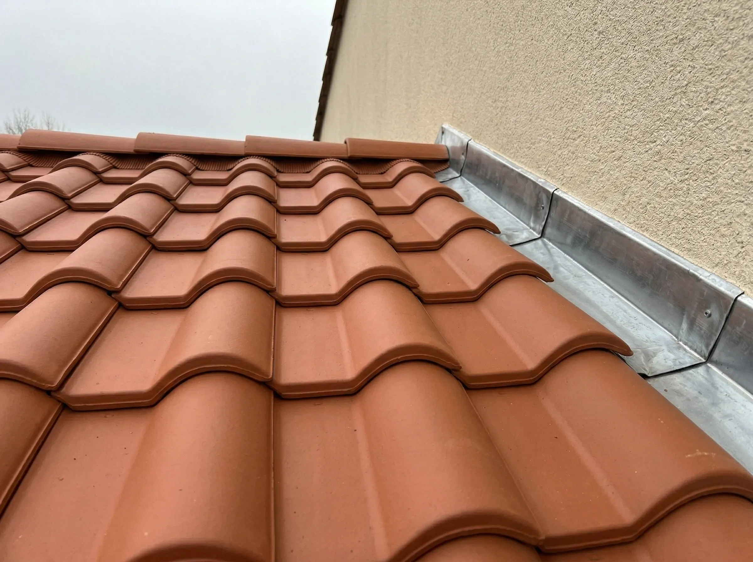 Toiture rénovée avec tuiles neuves et étanchéité restaurée à Yvrac